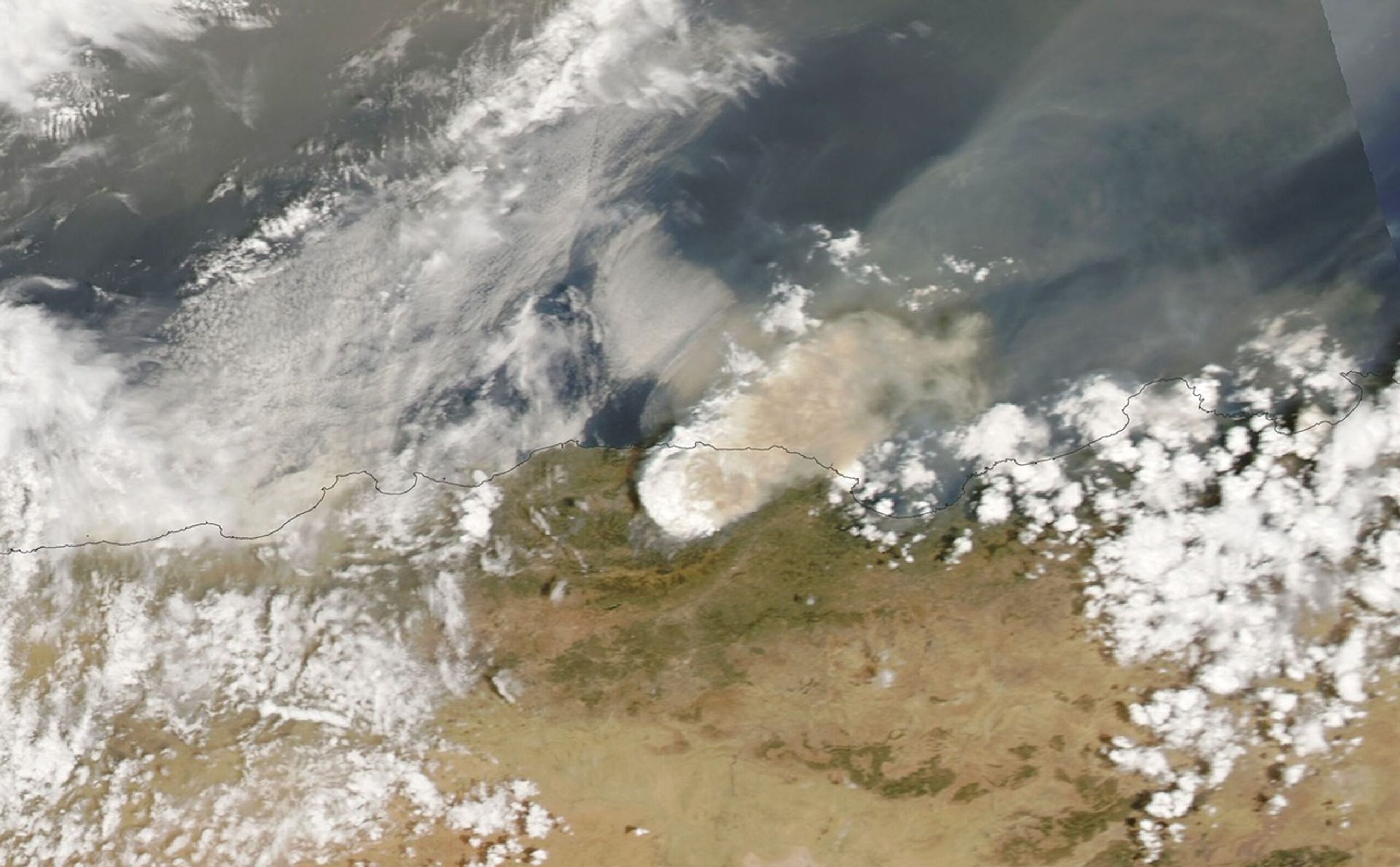 Incêndios florestais deixam 12 mortos e dezenas de feridos na Argélia