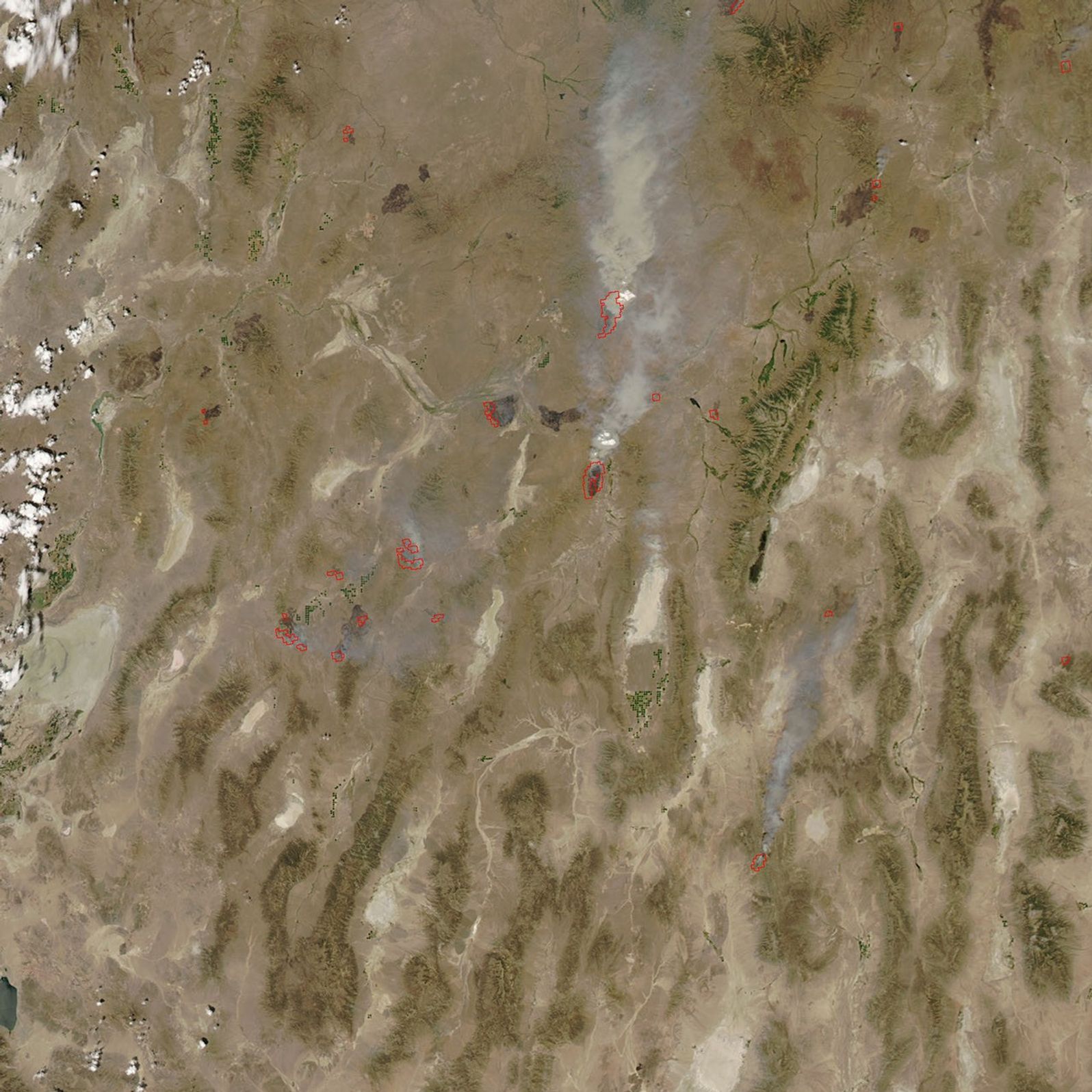 Hawk Fire destrói 32 casas e força milhares a deixar área de Reno, em Nevada