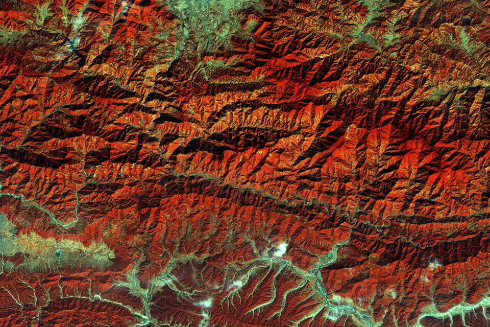 Imagem de satélite mostra Katmandu e o relevo montanhoso do Nepal; imagem contextual anterior ao desastre de 2026