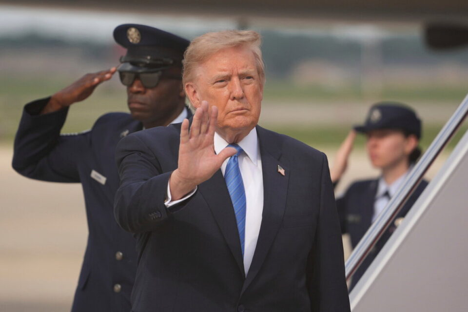 Presidente Donald Trump acena ao chegar na Base Aérea de Andrews, Maryland.