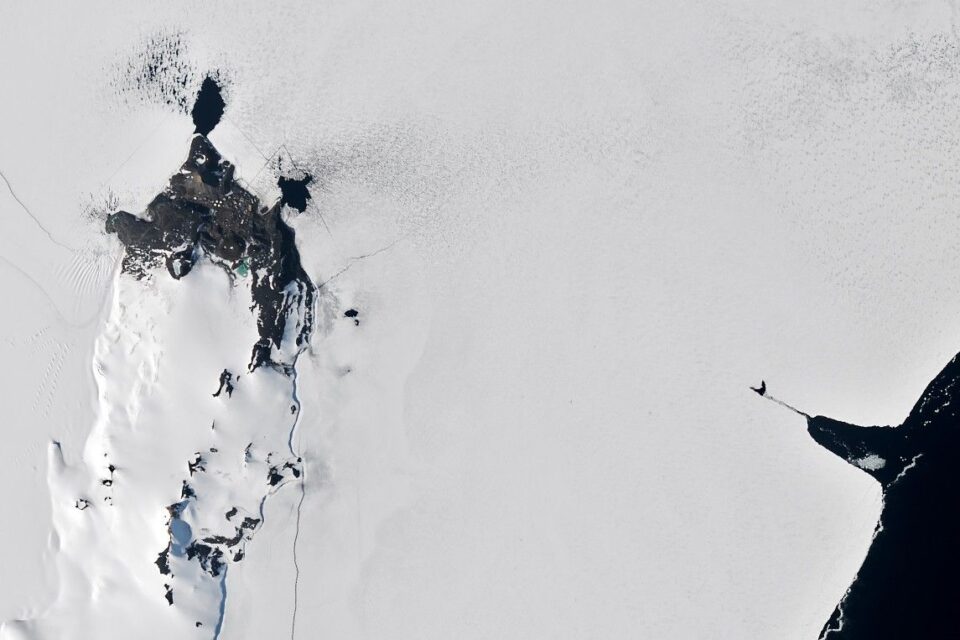 Gelo marinho no Estreito de McMurdo, na Antártida, observado pelo satélite Landsat 9