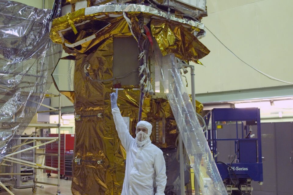 Observatório Neil Gehrels Swift durante inspeção em sala limpa da NASA