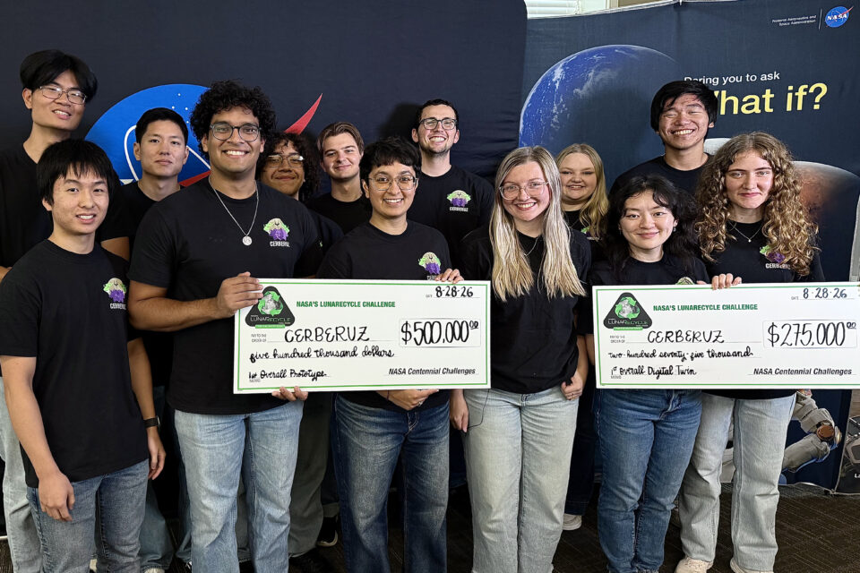 Equipe do MIT com o projeto CERBERUZ durante o LunaRecycle Challenge.