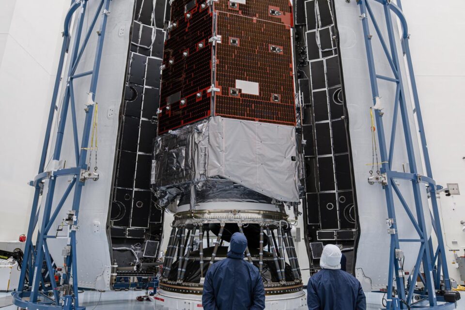 Telescópio Espacial Nancy Grace Roman encapsulado para lançamento no Centro Espacial Kennedy