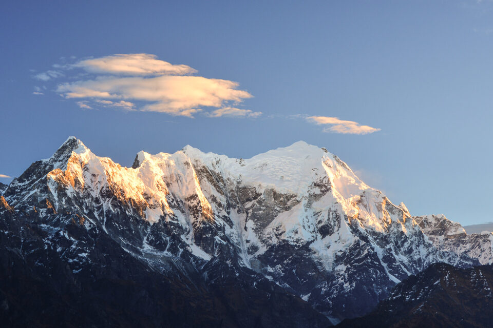 Picos nevados do Himalaia vistos no Parque Nacional de Langtang, no Nepal