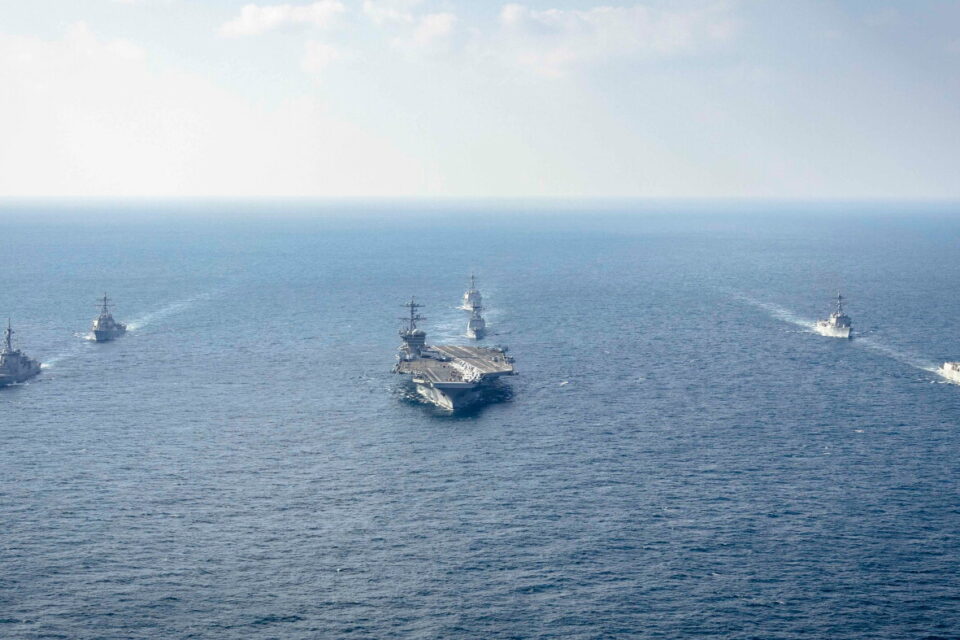 Navios de guerra dos Estados Unidos, Coreia do Sul e Japão, incluindo o porta-aviões USS George Washington, participam do exercício trilateral Freedom Edge em águas internacionais em novembro de 2024.