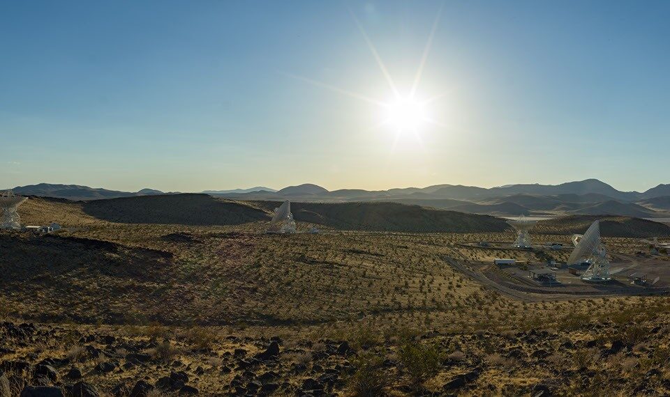 Panorama mostrando as antenas de 34 metros do complexo de Goldstone da DSN, incluindo a nova DSS-23 sob o sol de agosto de 2026.