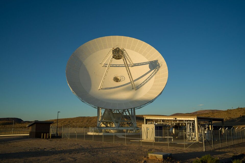 Longas sombras são projetadas pela recém-concluída Deep Space Station 23 no complexo de Goldstone da Rede de Espaço Profundo, perto de Barstow, Califórnia, em agosto de 2026.