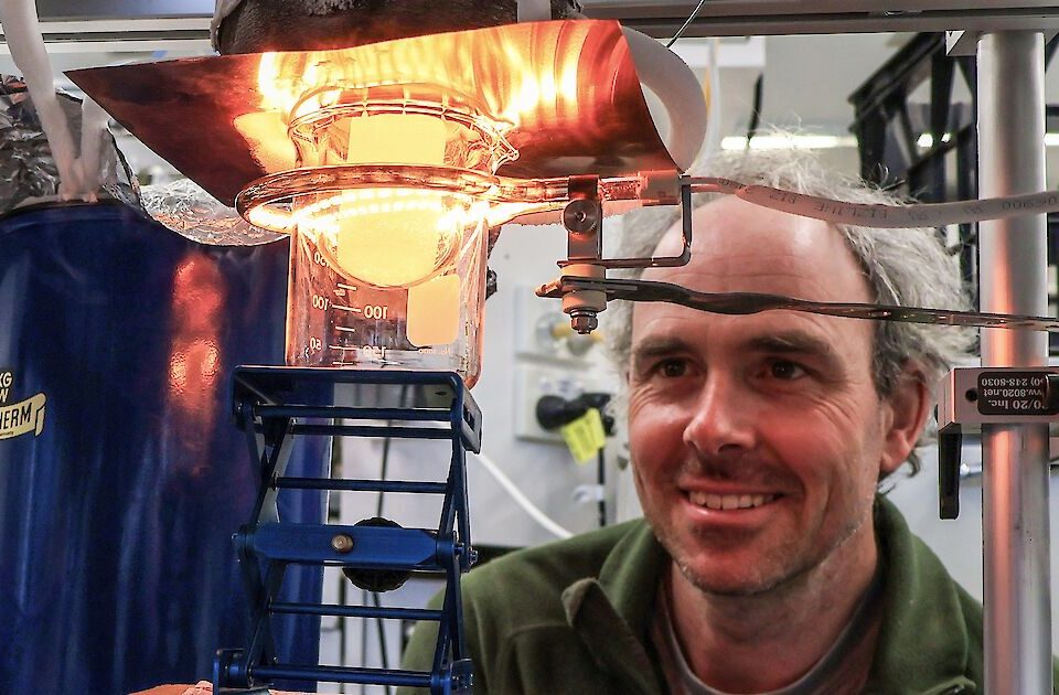 O cientista Dr. Daniel Baggenstos trabalha com o equipamento de sublimação para extração de gases em laboratório.