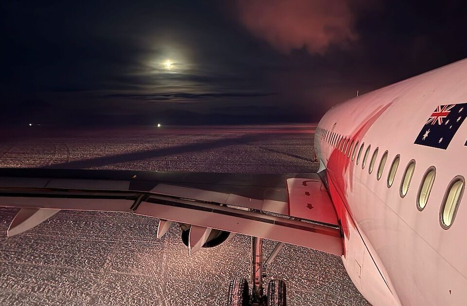 Aeronave A319 na pista de pouso da estação McMurdo, na Antártida.