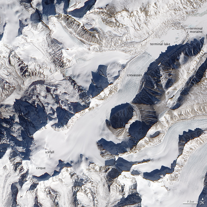 Imagem de satélite de geleira do Himalaia e lago glacial perto do Nepal