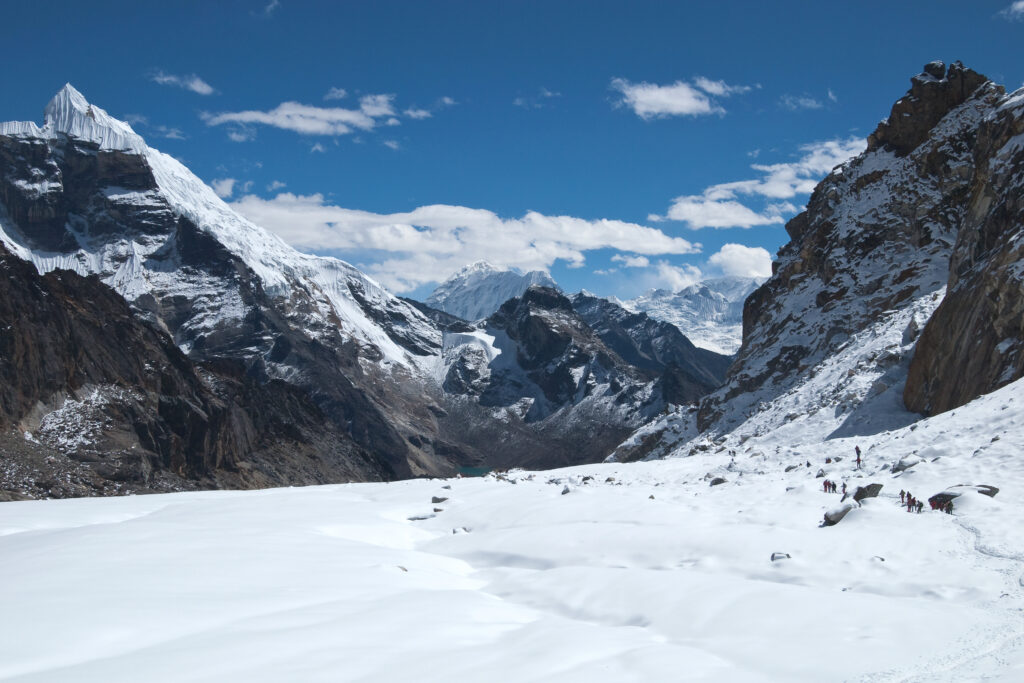 Campo glacial e pequeno lago no Himalaia do Nepal vistos do passo Cho La