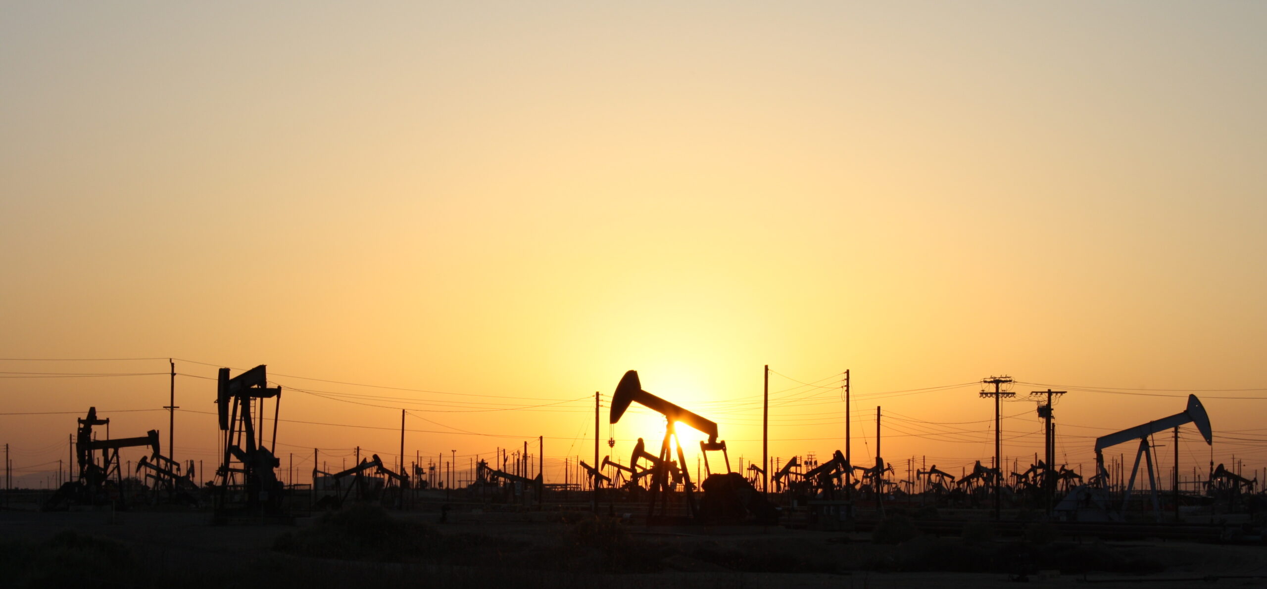 Petróleo Brent supera US$ 100 com escalada no Oriente Médio