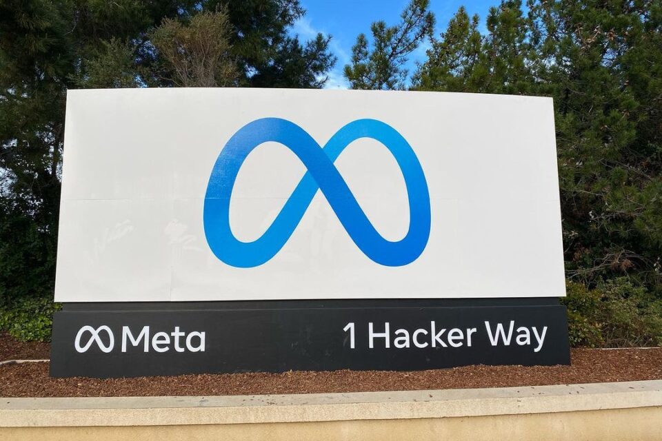 Placa da sede da Meta em Menlo Park, Califórnia