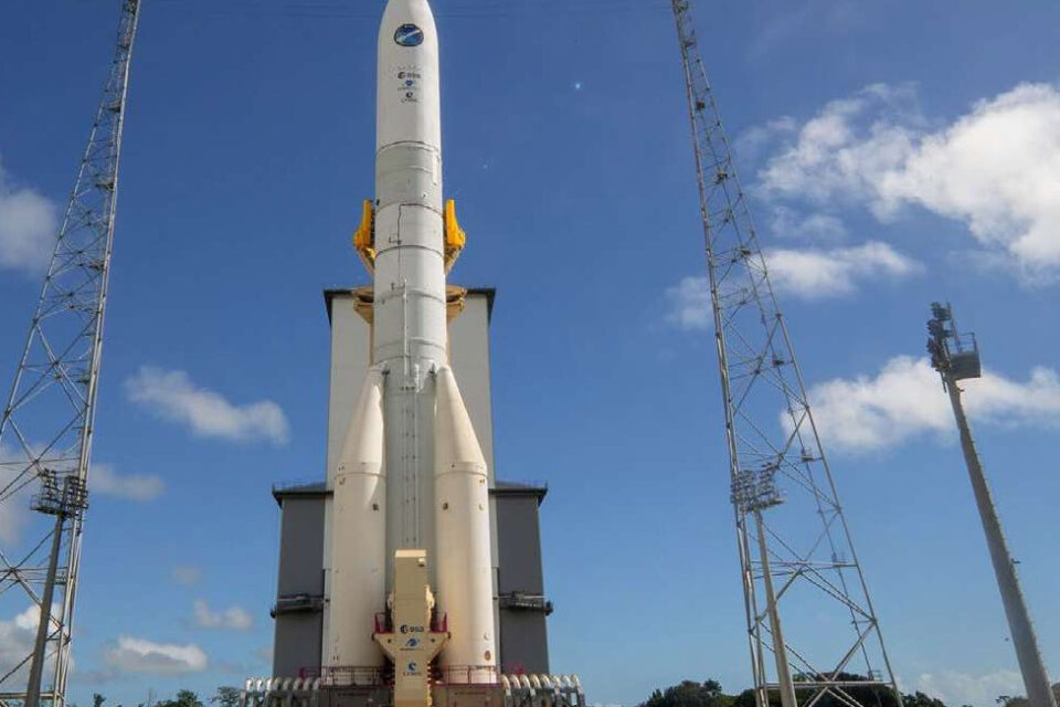 Foguete Ariane 6 na plataforma do Centro Espacial da Guiana