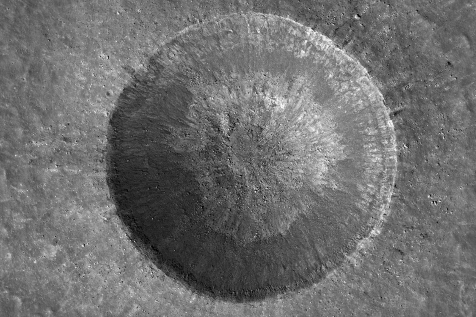 Cratera Linné na superfície da Lua registrada pela Lunar Reconnaissance Orbiter