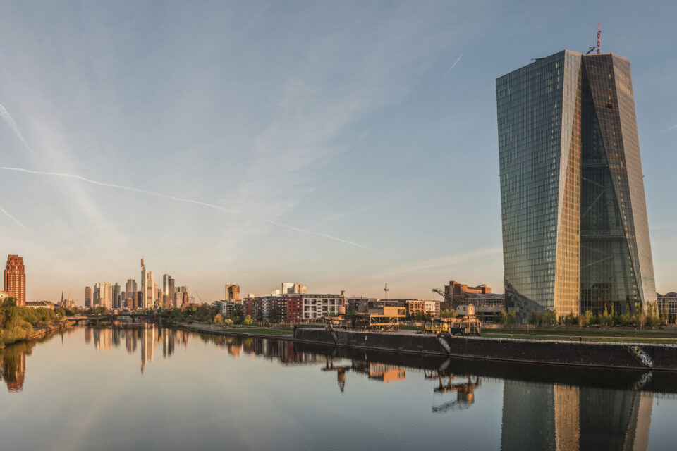 Sede do Banco Central Europeu e horizonte de Frankfurt ao amanhecer