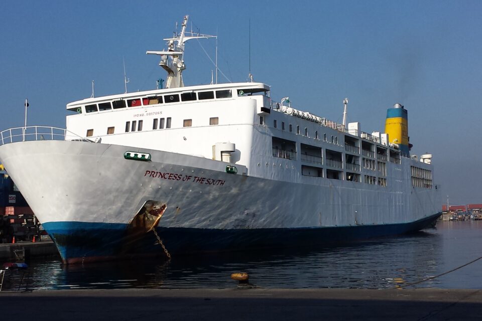 Navio de passageiros filipino atracado em Manila, imagem ilustrativa sem pessoas