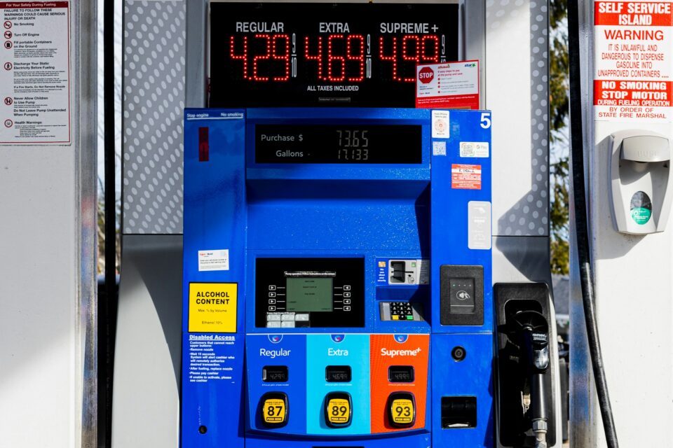Bomba de gasolina em posto de combustível nos Estados Unidos, sem pessoas