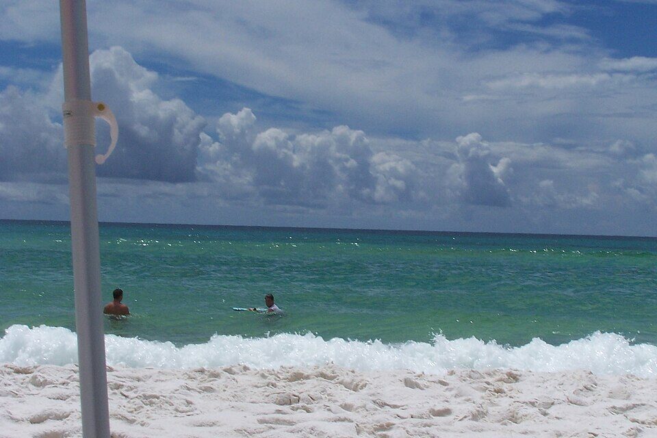 Praia de Destin na Flórida, em fotografia de arquivo de 2006; não mostra a passagem de Isaias