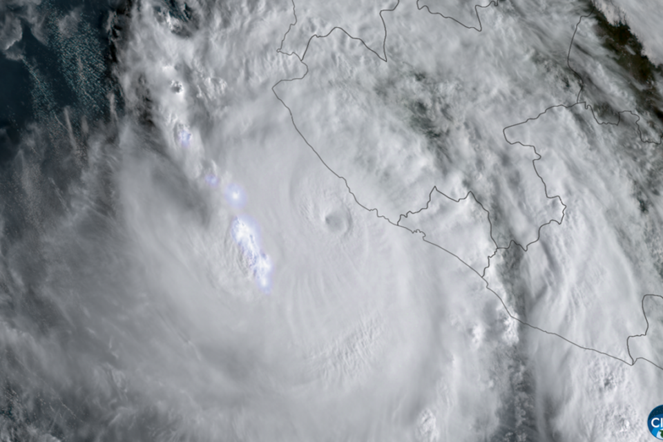 Imagem de satélite do furacão Simon próximo à costa centro-oeste do México em 11 de outubro de 2026