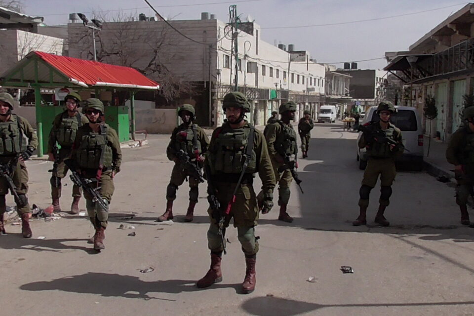 Soldados israelenses bloqueiam uma rua em Hebron, na Cisjordânia, em imagem de arquivo de 2018