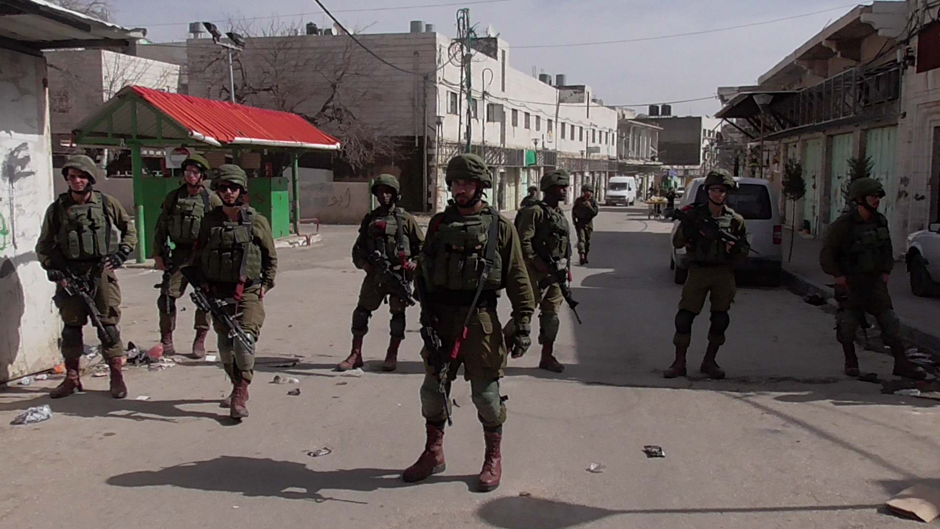 Ataque perto de Hebron mata dois soldados e Israel amplia bloqueios na Cisjordânia