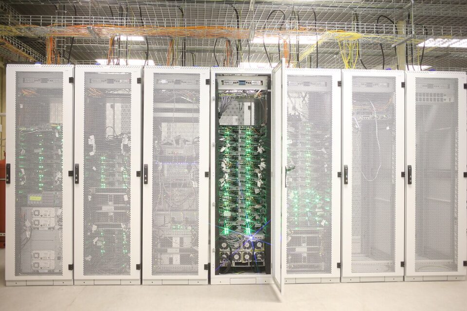 Racks de servidores em um centro de dados