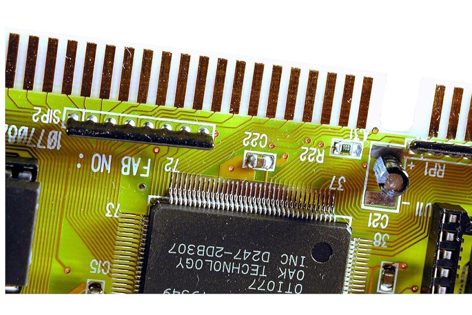 Detalhe de um circuito eletrônico usado como ilustração de inteligência artificial e cibersegurança