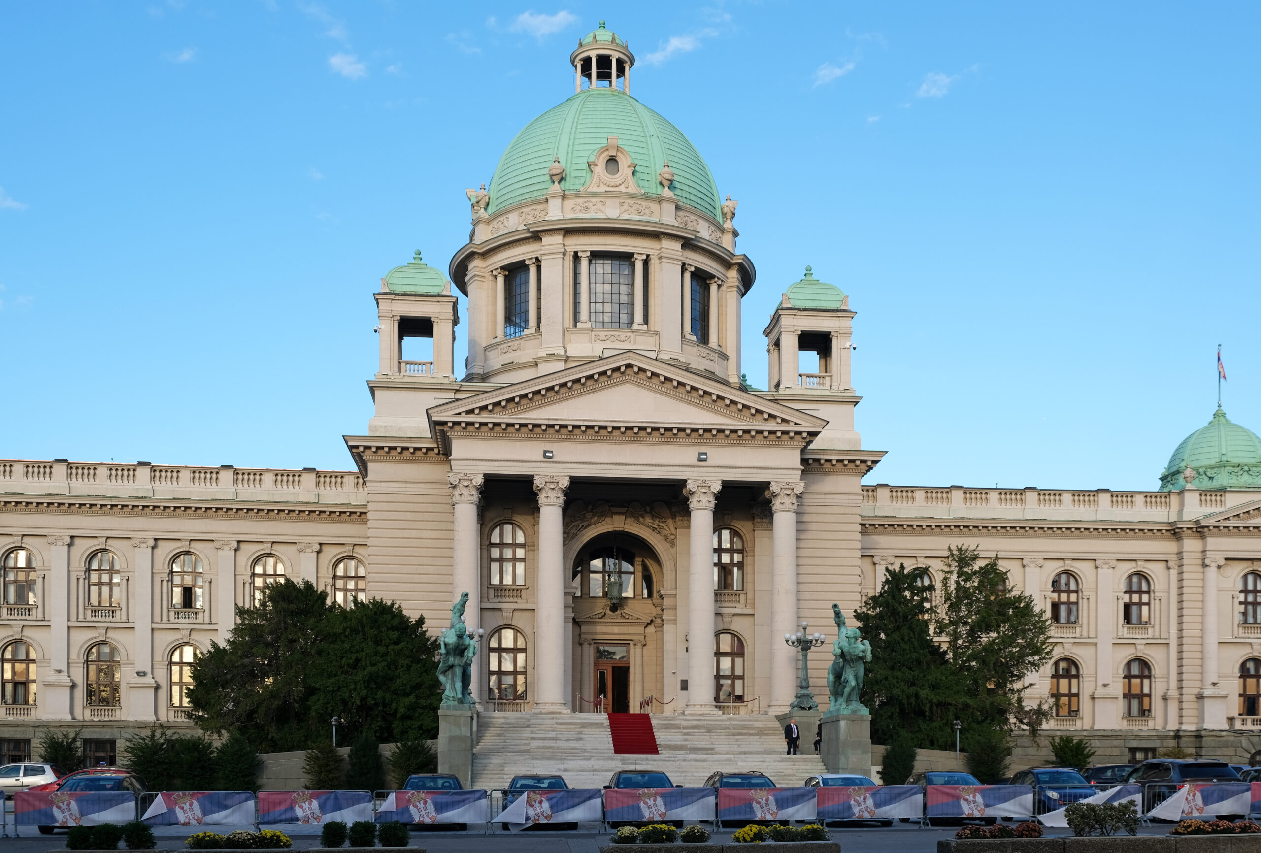 Serbia inicia transición tras la victoria de un movimiento apoyado por estudiantes