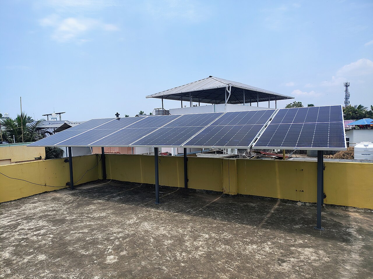 Painéis solares instalados em telhado, em fotografia ilustrativa.